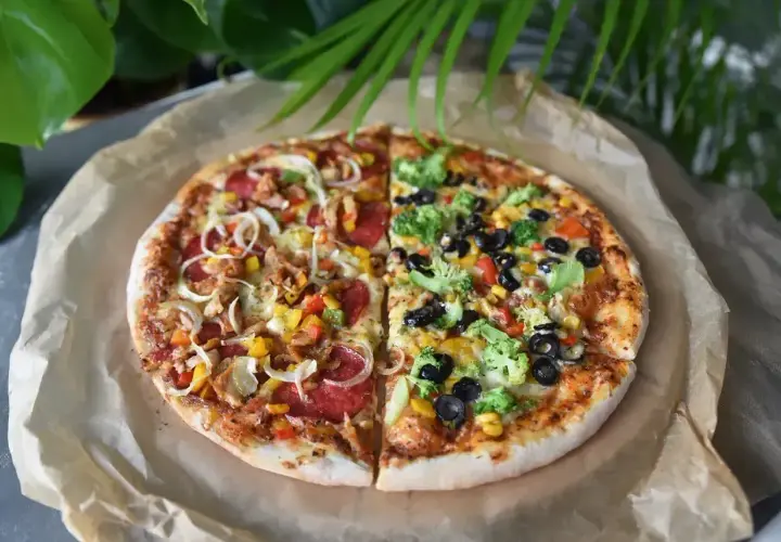 Pół na pół: pizza 31 cm z kurczakiem, papryką i cebulą oraz z brokułami, kukurydzą i oliwkami.