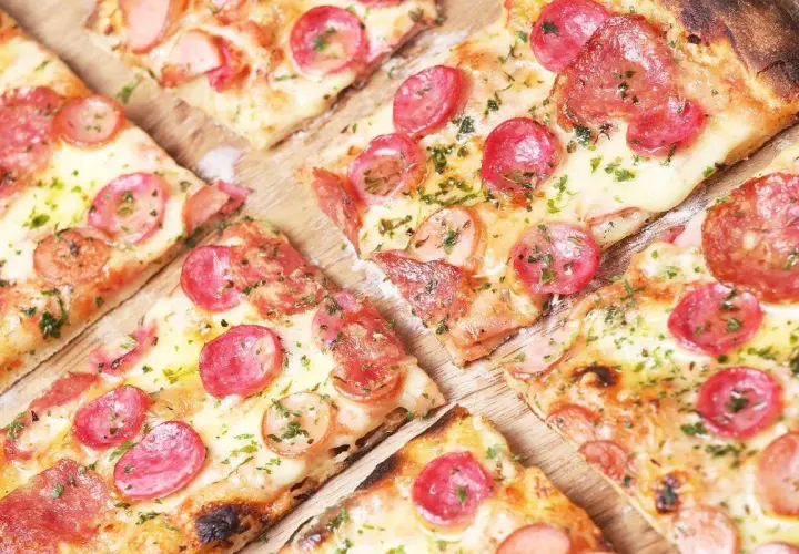 Ciasto na pizzę jak z pizzerii – idealne przepisy i techniki na pewno zaskoczą
