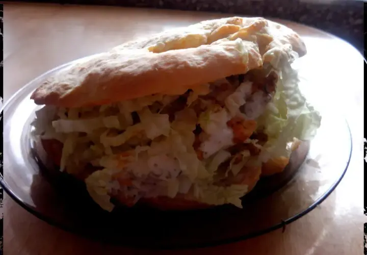 Domowy kebab w bułce, z kurczakiem, warzywami i sosem. Idealny przepis, jak zrobić kebaba, który zachwyci każdego!