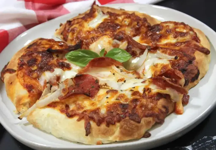 Pyszna pizza z frytkownicy, z ciągnącym się serem, pepperoni i świeżą bazylią. Idealna na szybki obiad.