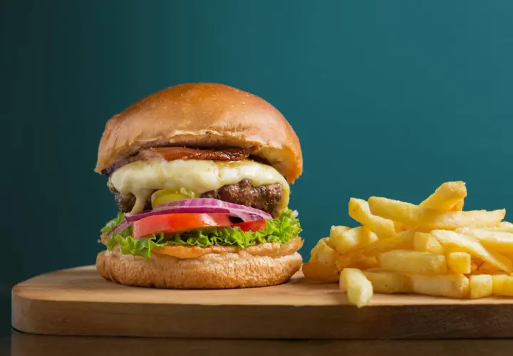 Czym się różni hamburger od cheeseburgera? Odkryj kluczowe różnice