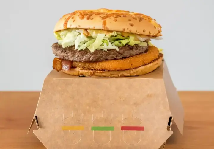 Drwal z chrzanem, czyli soczysty burger z chrupiącym kotletem i warzywami, gotowy do zjedzenia.