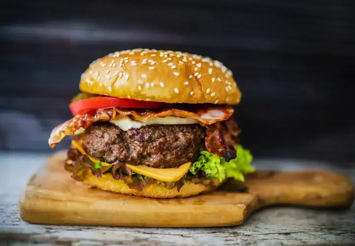 Soczysty burger wołowy z bekonem, serem i warzywami. Idealny przepis na hamburgery wołowe, który zachwyci każdego.