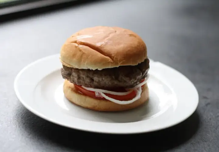 Jak złożyć hamburgera, aby nie rozpadł się podczas jedzenia?