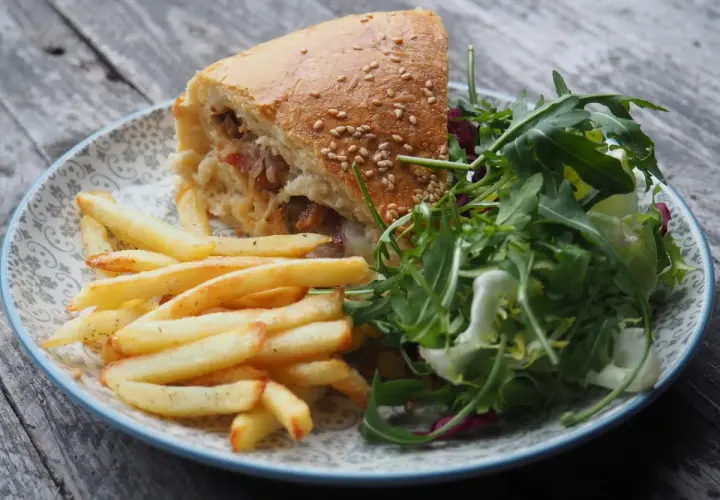 Co zrobić z bułki do hamburgerów? 10 kreatywnych pomysłów na dania