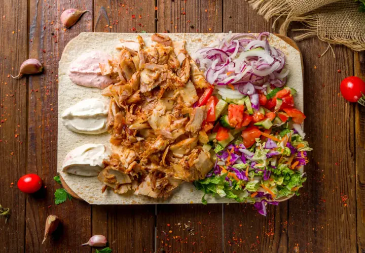 Pyszna shoarma co to? Mięso, warzywa i sosy na placku. Idealne danie na szybki posiłek.