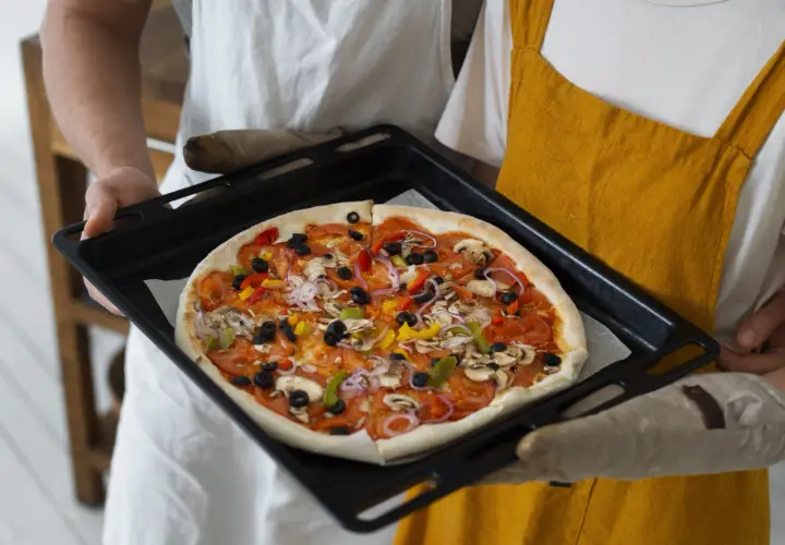 Jak przygotować idealną pizzę w domu? Praktyczny poradnik krok po kroku