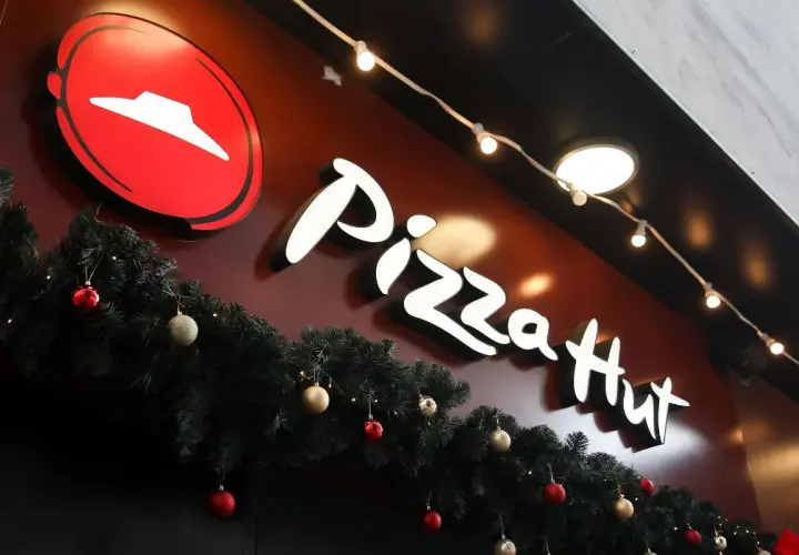 Świąteczne dekoracje i logo Pizza Hut. Sprawdź Pizza Hut promocje czwartek!