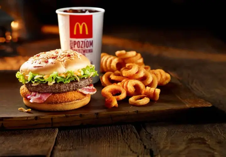 Mc Donalds kanapka drwala z chrupiącymi krążkami ziemniaczanymi i napojem.