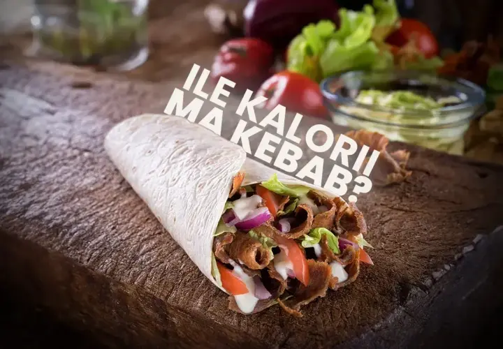 Pyszny kebab na drewnianej desce, z napisem "Ile kalorii ma kebab?".
