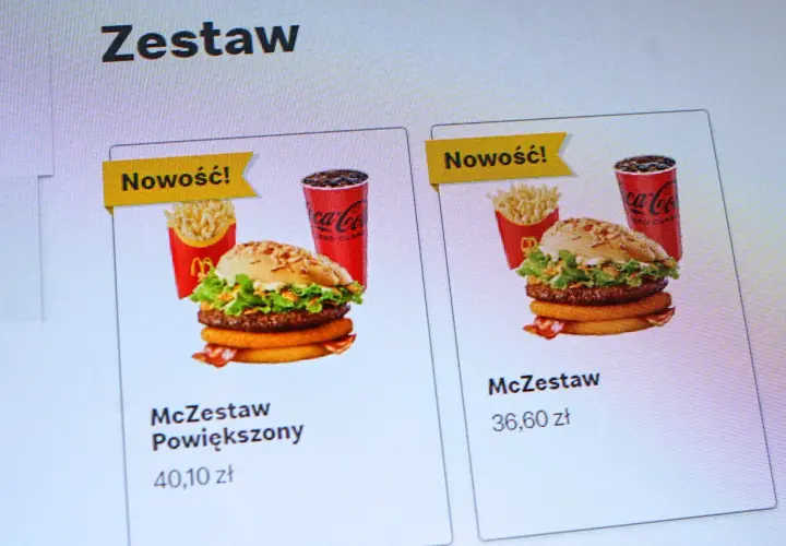 McZestaw Powiększony kosztuje 40,10 zł. Obok widać McZestaw za 36,60 zł. Oba zestawy to nowości.