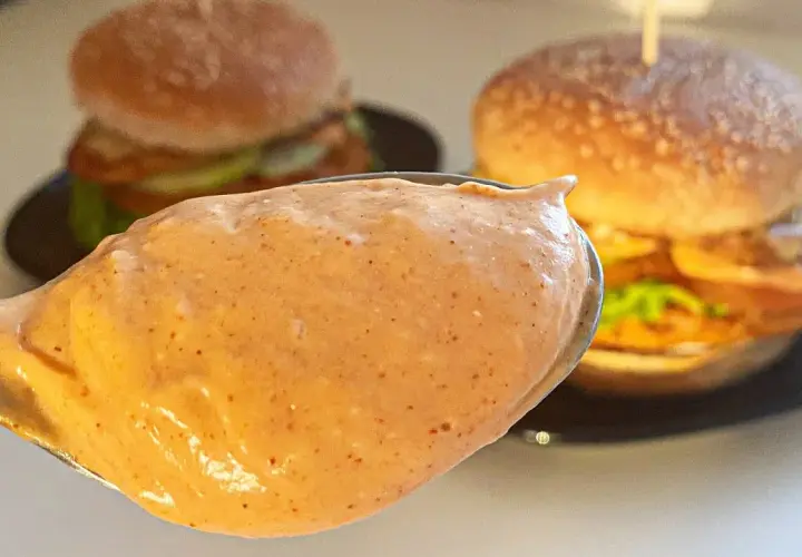 Jaki sos do hamburgera? Odkryj najlepsze przepisy na sosy!