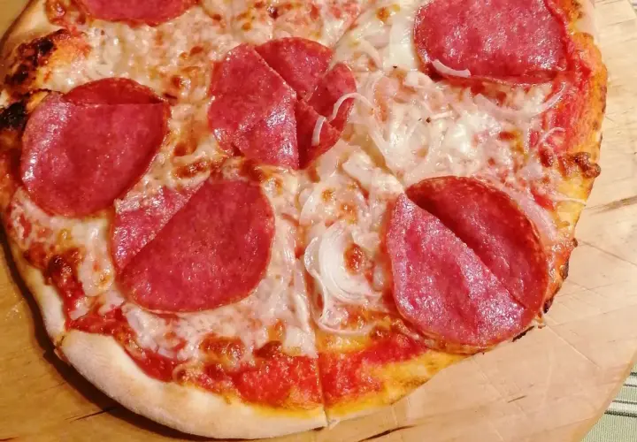 Jakie salami na pizzę? Odkryj najlepsze smaki i połączenia
