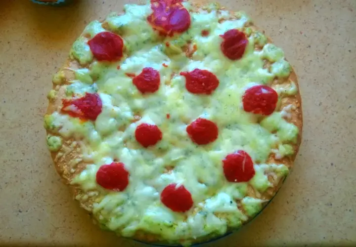 Pizza Giuseppe 4 sery z brokułami i pomidorkami, zapieczona pod serem.