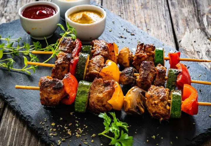 Najlepsze przepisy na grill na majówkę – smaczne potrawy i porady