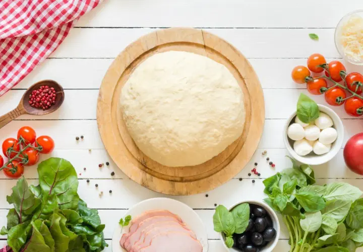 Ile może leżeć ciasto na pizzę, aby zachować świeżość i smak?