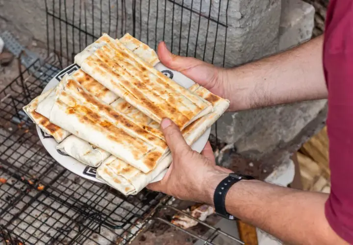 Talerz pełen pysznych, grillowanych kebabów w cieście. Idealne na letnie spotkanie z przyjaciółmi.