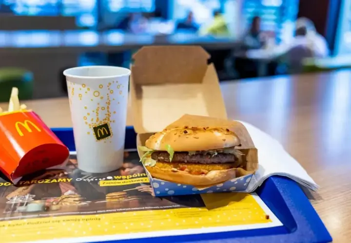 Maestro burger w McDonald's, zestaw z frytkami i napojem. Sprawdź aktualną maestro burger cena!