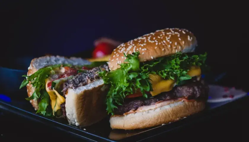 Pyszny burger z soczystą wołowiną, serem i świeżą sałatą. Idealny na szybki posiłek, choć jego chikker kcal może przyprawić o zawrót głowy.