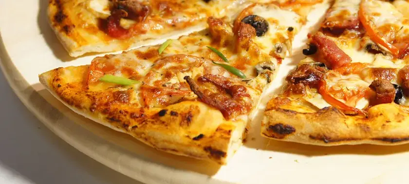 Ile kcal ma mała pizza? Zaskakujące różnice w kaloryczności