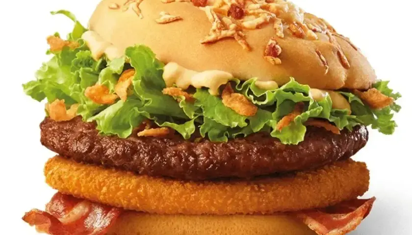 Burger z chrupiącym krążkiem cebulowym, bekonem i soczystą wołowiną. Prawdziwe drwal smaki!