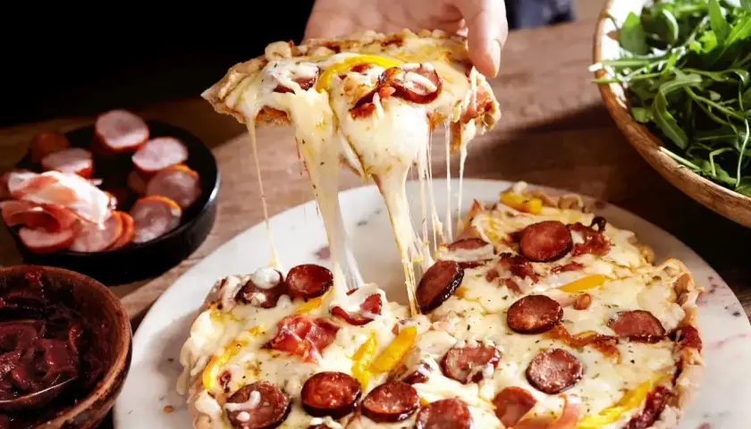 Rozciągający się ser z farmerskiej pizzy, z kiełbasą i papryką. Pyszna pizza Hut w zasięgu ręki!