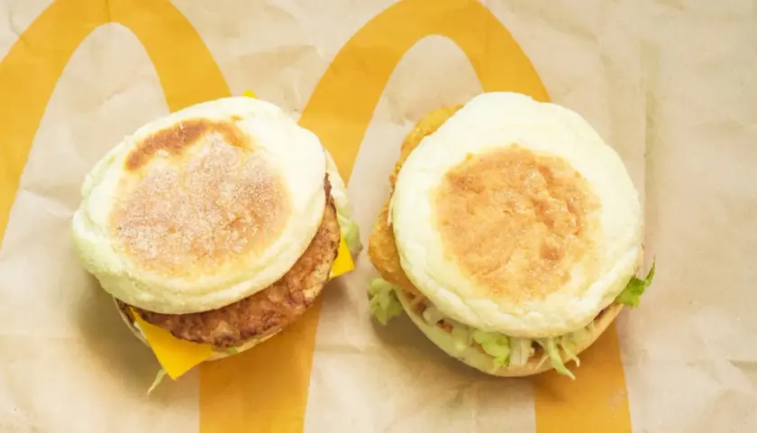 Dwa McTosty z bekonem i serem, idealne na szybki posiłek. Kcal w sam raz!