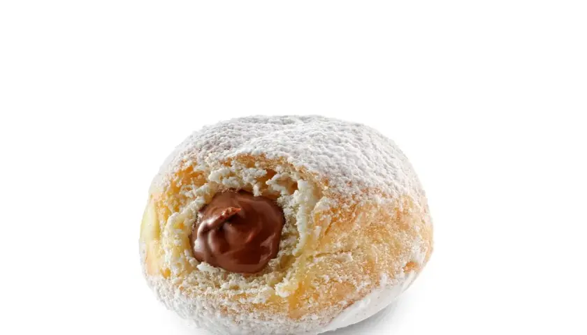 Puszysty pączek z kremem czekoladowym, posypany cukrem pudrem. Idealny na mcpops.