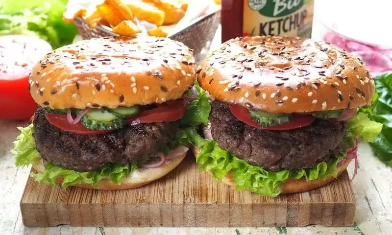 Ile kalorii ma burger wołowy z frytkami? Sprawdź, zanim zamówisz!