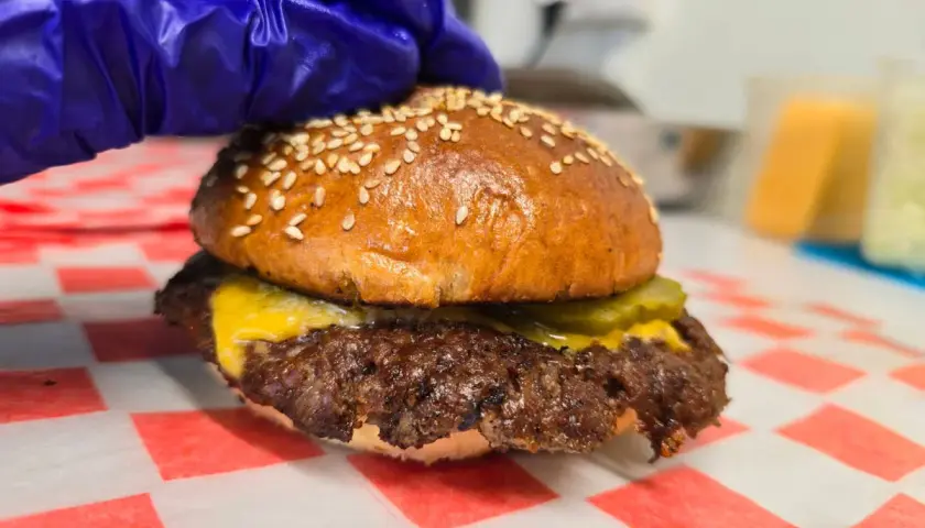 Co to smash burger i dlaczego warto go spróbować w domu