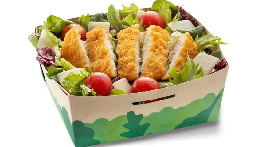 Sałatka McDonald z chrupiącym kurczakiem, pomidorkami i serem. Sprawdź jej sałatka mcdonald kcal.