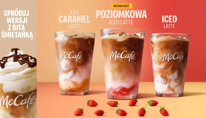 Kawa McDonald rodzaje: Iced Caramel Latte, nowość Iced Poziomkowa Latte i klasyczne Iced Latte. Na pierwszym planie deser z bitą śmietaną.