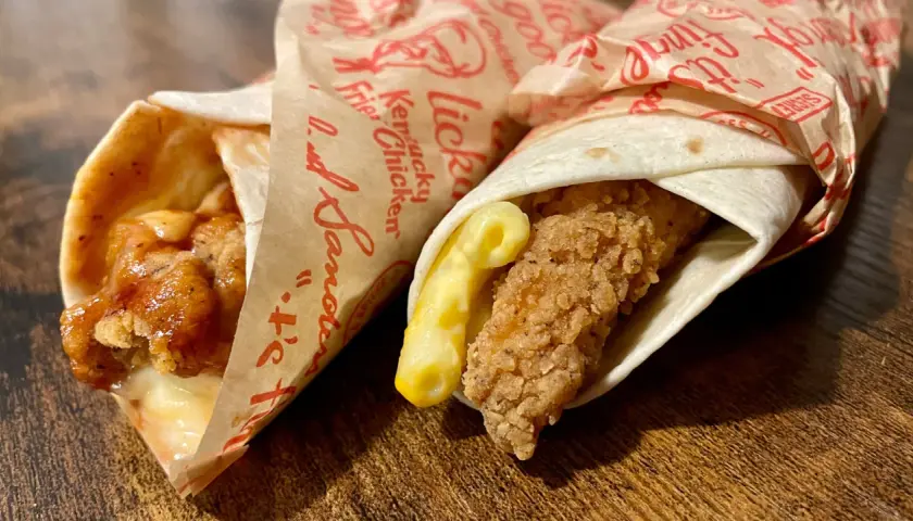 Dwa mcwrap klasyczny kcal w papierze z kurczakiem i serem. Jeden polany sosem, drugi z makaronem.