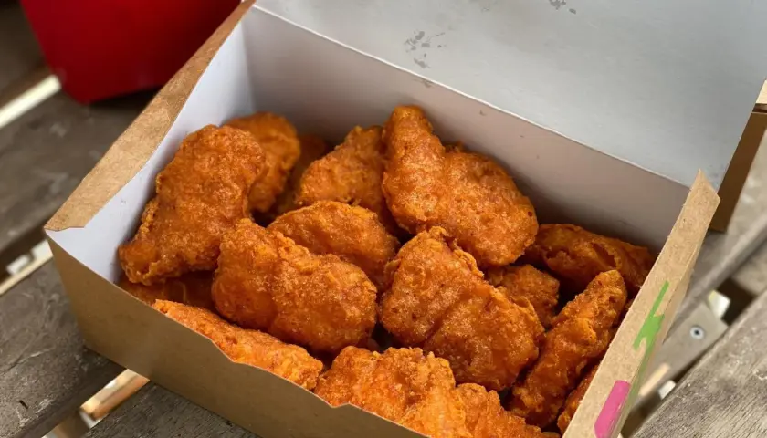 Pudełko chrupiących McNuggetsów, idealnych na szybką przekąskę. Zastanawiasz się nad ich mcnuggets kcal?