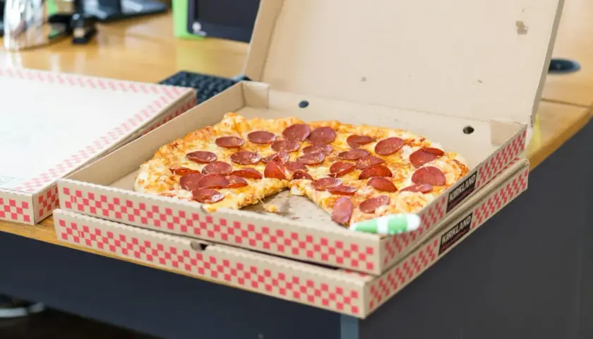 Dwie pizze pepperoni w pudełkach, idealne na promocję 2 pizze w cenie 1.