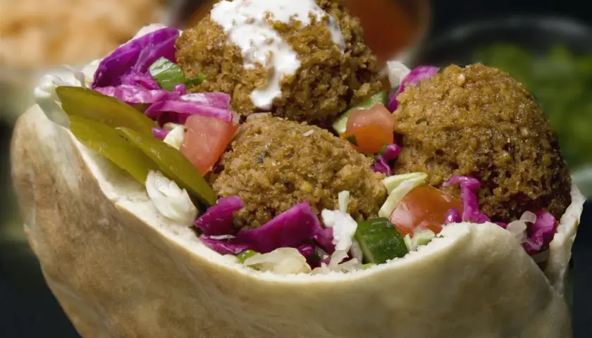 Pyszny falafel w picie z warzywami i sosem. Idealny na szybki lunch, a jego falafel kcal można sprawdzić w aplikacji.