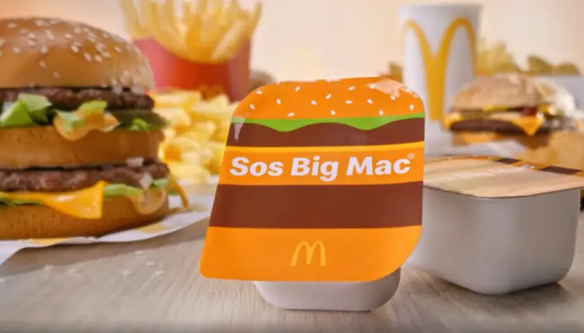 Sos Big Mac w opakowaniu imitującym bułkę, obok burgera i frytek. Idealny dodatek do Twojego ulubionego posiłku.