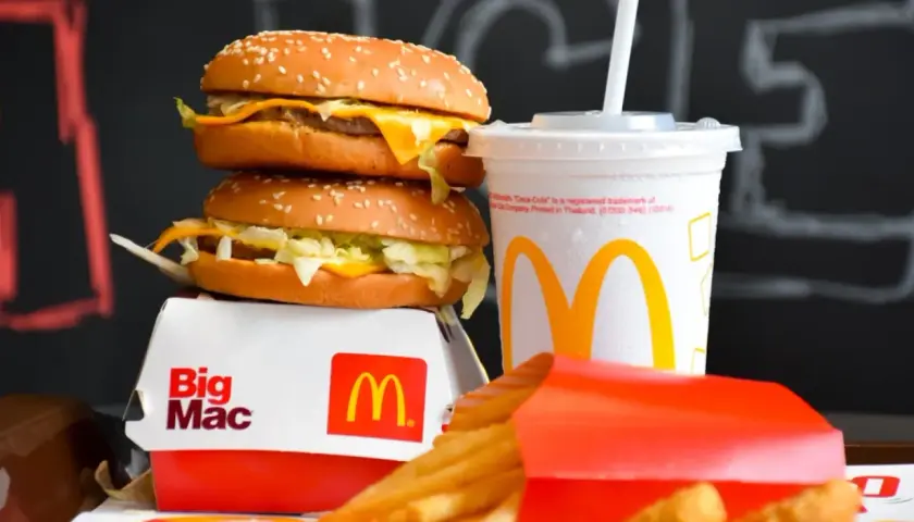 Dwa Big Maci, frytki i napój z McDonald's. Czy zastanawiałeś się nad liczbą cheeseburger mcdonald kcal?