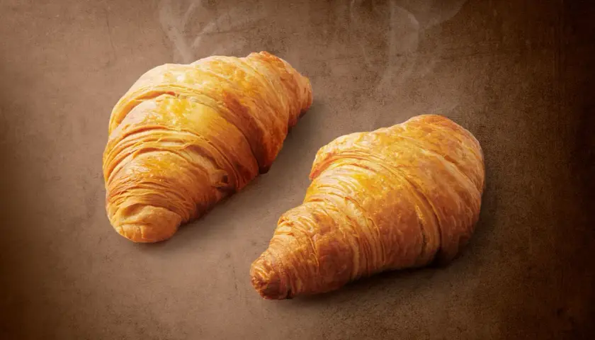 Dwa złociste croissanty McDonald's, idealne na śniadanie. Zastanawiasz się nad ich kcal?