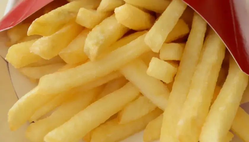 Złociste, chrupiące frytki McDonald's, idealne do maczania w ulubionym sosie.