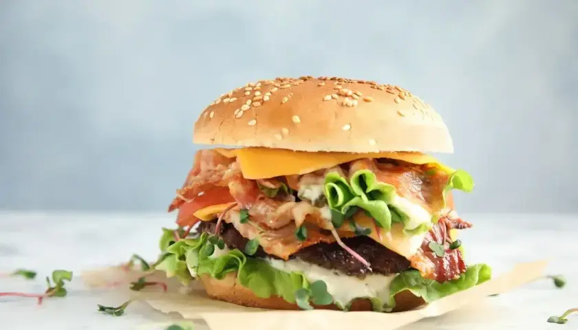 Pyszny burger z bekonem, serem i świeżymi warzywami. Czy to ten słynny red chikker z McDonald's? Ciekawe, ile ma kcal!