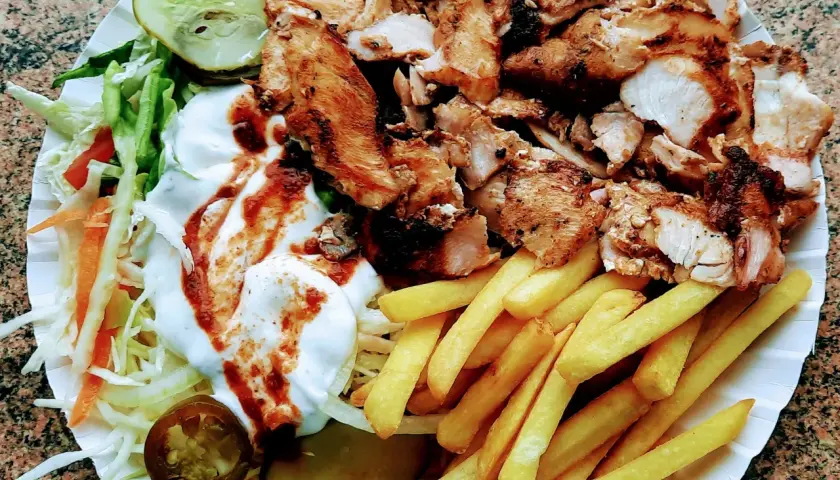 Ile kalorii ma kebab box z frytkami? Sprawdź, co naprawdę jesz