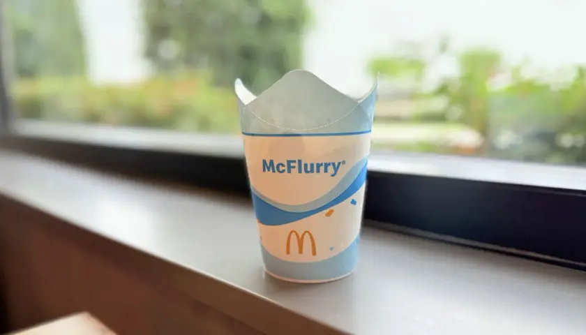 Pusty kubek po McFlurry, z logo McDonald's i falistym wzorem. Zastanawiasz się, ile McFlurry kcal ma Twój ulubiony smak?