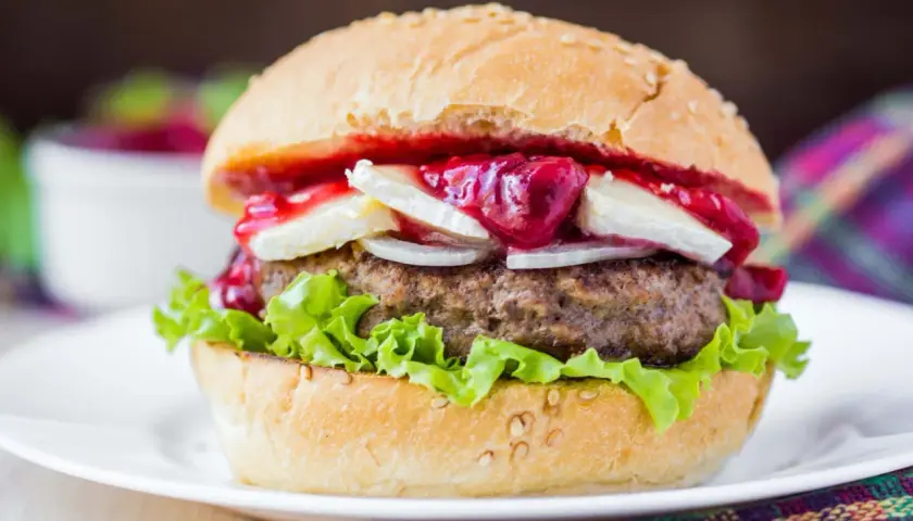 Pyszny burger z soczystym kotletem, serem camembert i słodko-kwaśną żurawiną. Idealny dla każdego drwala po ciężkiej pracy.