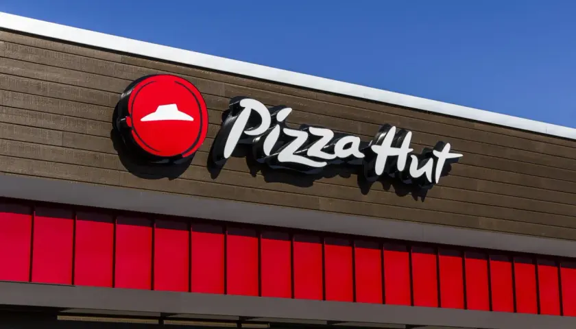 Logo Pizza Hut na brązowej elewacji. Idealne miejsce na wtorkowe promocje!