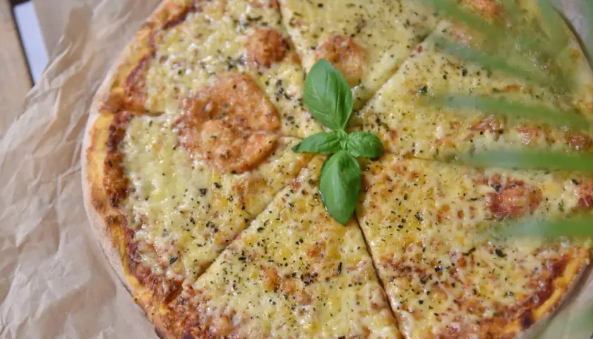 Jakie sery do pizzy - wybierz najlepsze smaki dla idealnej pizzy