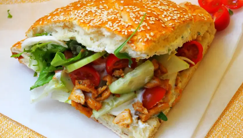 Pyszny kebab na grubym, świeże warzywa, soczysty kurczak i sos. Idealny na szybki posiłek.