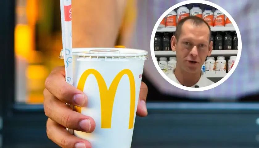 Ręka trzyma kubek z logo McDonald's, a w tle widać mężczyznę. Idealny na orzeźwiającą cola mcdonald.
