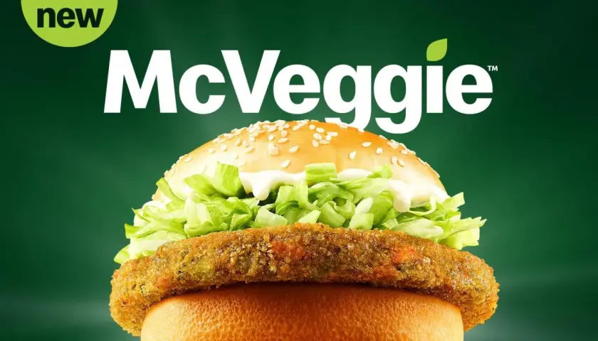 Nowy McVeggie, wege burger McDonald's, z chrupiącym kotletem warzywnym i świeżą sałatą.