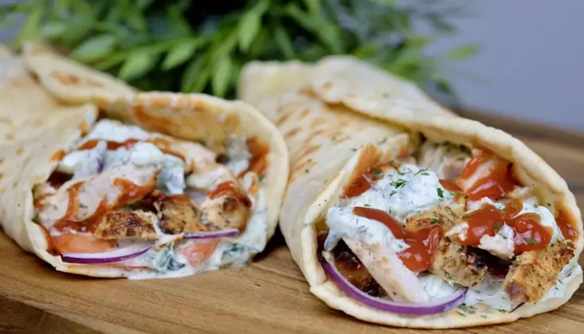 Dwa pyszne wrapy z kurczakiem, warzywami i sosem jogurtowym. Idealny kebab grecki na szybki lunch.